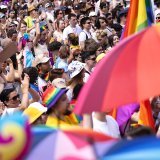Les drapeaux arc-en-ciel ont dominé la manifestation, qui a duré environ deux heures.